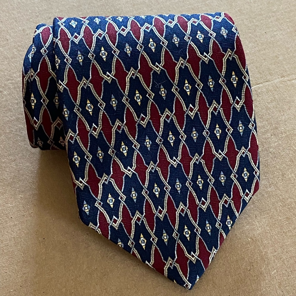 Classic Geoffrey Beene New York Necktie